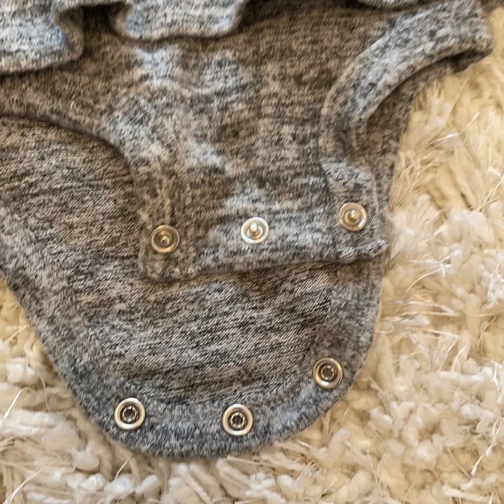 Carter’s Baby Girl Super cute and cozy outfit! Ruffled long sleeve and pants!